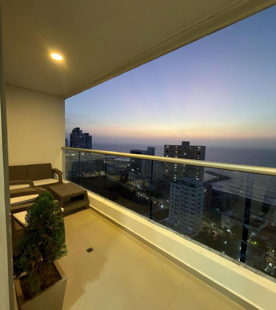 Apartamento En - Lujoso Y Moderno Piso19 - Cerca A Ciudad Amurllada Y Frente A Playa *